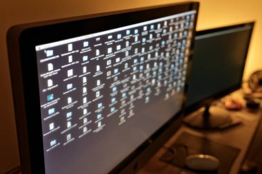 Bir odadaki masaüstü bilgisayar monitörleri