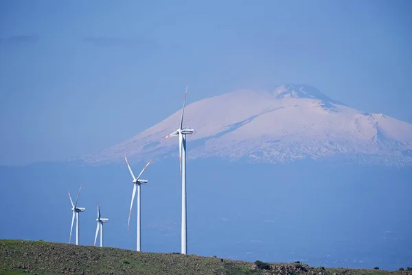イタリア シチリア島 カターニア州 2015年4月10日 背景にあるエオリアのエネルギータービンと火山エトナ Editorial — ストック写真