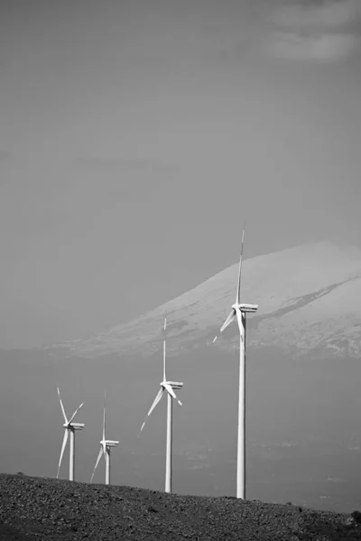 イタリア シチリア島 カターニア州 2015年4月10日 背景にあるエオリアのエネルギータービンと火山エトナ Editorial — ストック写真