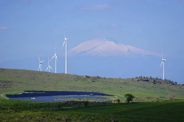 イタリア シチリア島 カターニア州 2015年4月10日 背景にエオリアのエネルギータービン ソーラーパネル 火山エトナ 編集部 — ストック写真