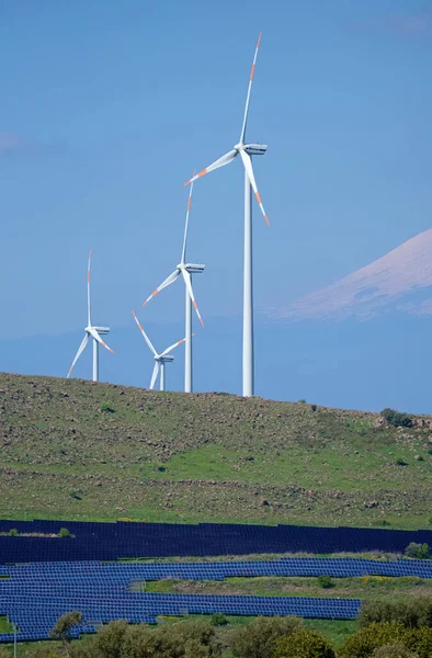イタリア シチリア島 カターニア州 2015年4月10日 背景にエオリアのエネルギータービン ソーラーパネル 火山エトナ 編集部 — ストック写真