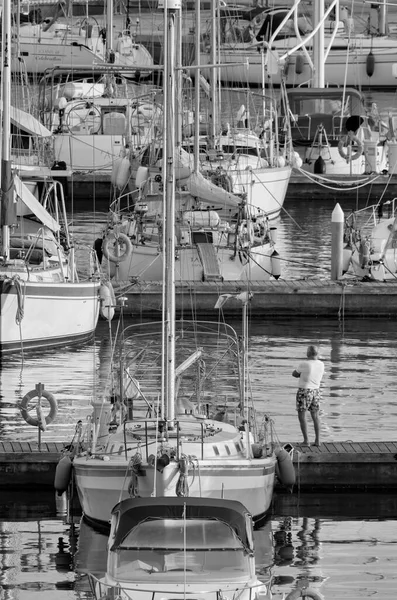 イタリア シチリア島 地中海 マリーナ ラグーザ ラグーザ州 2020年11月11日 港内の人々と帆船 Editorial — ストック写真