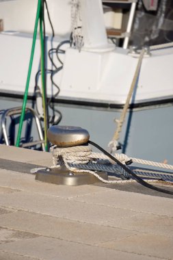 İtalya, Sicilya, Akdeniz, Marina di Ragusa (Ragusa Eyaleti); limanda lüks yatlar, çelik kazıklar ve denizcilik ipleri