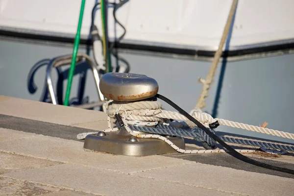 イタリア シチリア島 地中海 マリーナ ラグーザ ラグーザ州 港内の高級ヨット 鉄鋼製のボラード 海上ロープ — ストック写真