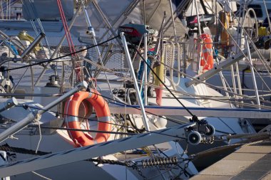 İtalya, Sicilya, Akdeniz, Marina di Ragusa (Ragusa ili); 12 Kasım 2020, limanda lüks yatlar - EDITORIAL