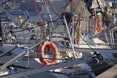 İtalya, Sicilya, Akdeniz, Marina di Ragusa (Ragusa ili); 12 Kasım 2020, limanda lüks yatlar - EDITORIAL