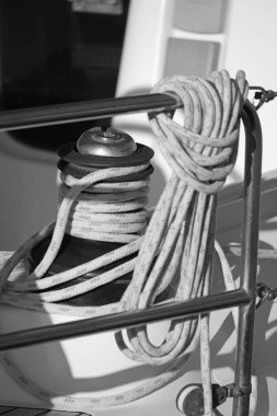 İtalya, Sicilya, Akdeniz, Marina di Ragusa (Ragusa Eyaleti), limandaki bir yelkenli teknesinde vinç ve denizcilik halatları