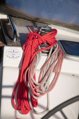 İtalya, Sicilya, Akdeniz, Marina di Ragusa (Ragusa Eyaleti); 12 Kasım 2020, limandaki bir yelkenli teknesinde vinç ve deniz ipleri - EDITORIAL