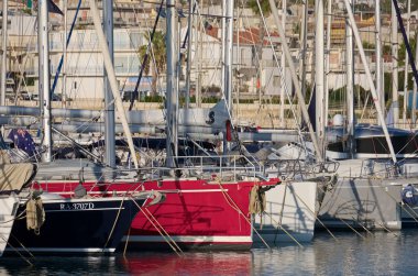 İtalya, Sicilya, Akdeniz, Marina di Ragusa (Ragusa ili); 12 Kasım 2020, limanda lüks yatlar - EDITORIAL