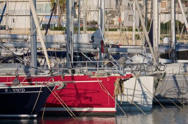 İtalya, Sicilya, Akdeniz, Marina di Ragusa (Ragusa ili); 12 Kasım 2020, limanda lüks yatlar - EDITORIAL