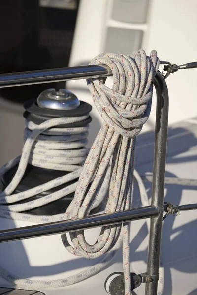 イタリア シチリア島 地中海 マリーナ ラグーザ ラグーザ州 港の帆船でのワインロープと航海ロープ — ストック写真