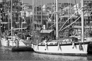 İtalya, Sicilya, Akdeniz, Marina di Ragusa (Ragusa Eyaleti); 12 Kasım 2020, limanda yelkenli tekneleri - EDITORIAL