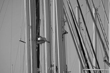 İtalya, Sicilya, Akdeniz, Marina di Ragusa (Ragusa Eyaleti); limanda yelkenli direkleri 