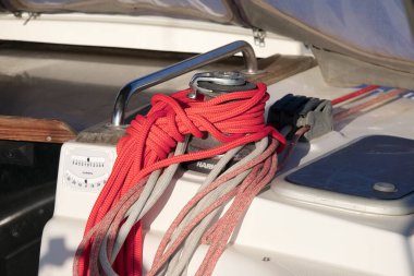 İtalya, Sicilya, Akdeniz, Marina di Ragusa (Ragusa Eyaleti); 12 Kasım 2020, limandaki bir yelkenli teknesinde vinç ve deniz ipleri - EDITORIAL