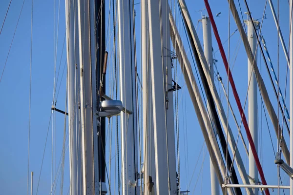 Italia Sicilia Mar Mediterráneo Marina Ragusa Provincia Ragusa Mástiles Velero —  Fotos de Stock