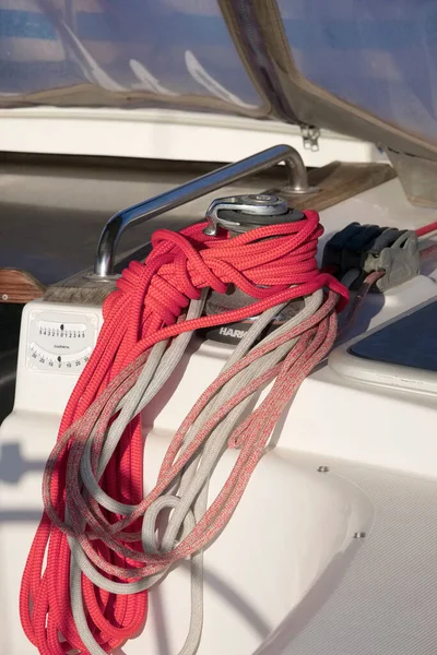 意大利 西西里 地中海 拉古萨港 拉古萨省 2020年11月12日 港口一艘帆船上的绞车和航海绳 Editorial — 图库照片