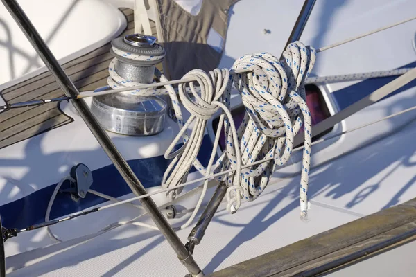 意大利 西西里 地中海 拉古萨海 拉古萨省 港口一艘帆船上的绞车和航海绳 — 图库照片