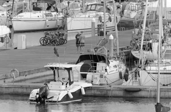 イタリア シチリア島 地中海 マリーナ ラグーザ ラグーザ州 2020年11月16日 港内の人々 モーターボート 豪華ヨット — ストック写真