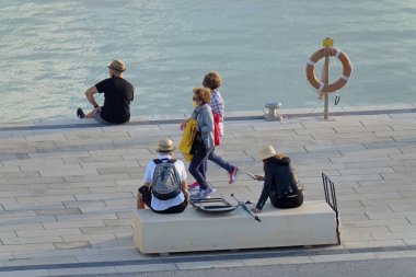 İtalya, Sicilya, Akdeniz, Marina di Ragusa (Ragusa Eyaleti); 16 Kasım 2020, limandaki insanlar - EDITORIAL