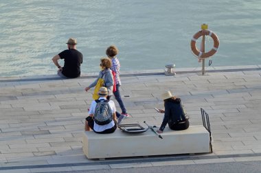 İtalya, Sicilya, Akdeniz, Marina di Ragusa (Ragusa Eyaleti); 16 Kasım 2020, limandaki insanlar - EDITORIAL