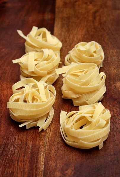 Mat Okokt Italiensk Fettuccinpasta Träbord — Stockfoto