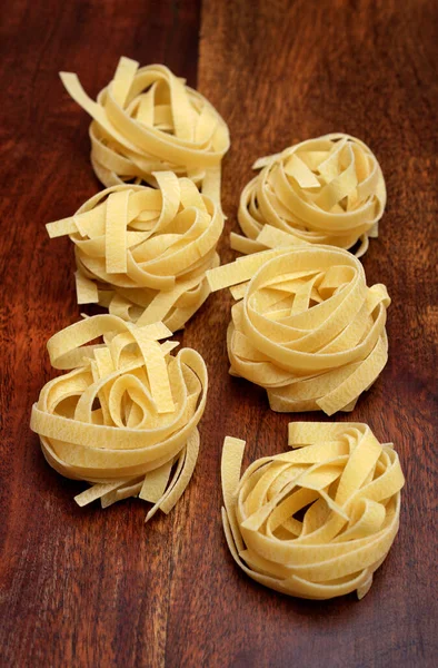 Mat Okokt Italiensk Fettuccinpasta Träbord — Stockfoto