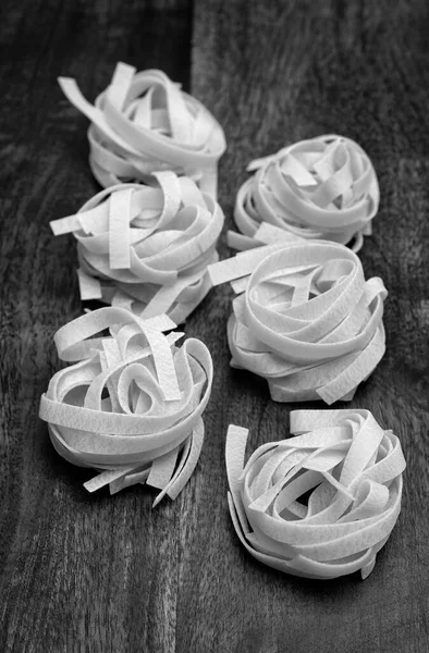 Voedsel Ongekookte Italiaanse Fettuccine Pasta Een Houten Tafel — Stockfoto