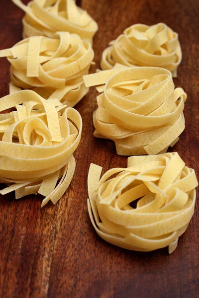 อาหาร พาสต Fettuccine ตาเล ยนท งไม งบนโต ะไม — ภาพถ่ายสต็อก