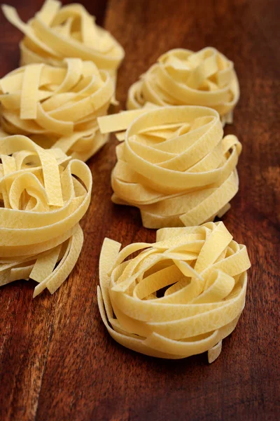 Mat Okokt Italiensk Fettuccinpasta Träbord — Stockfoto