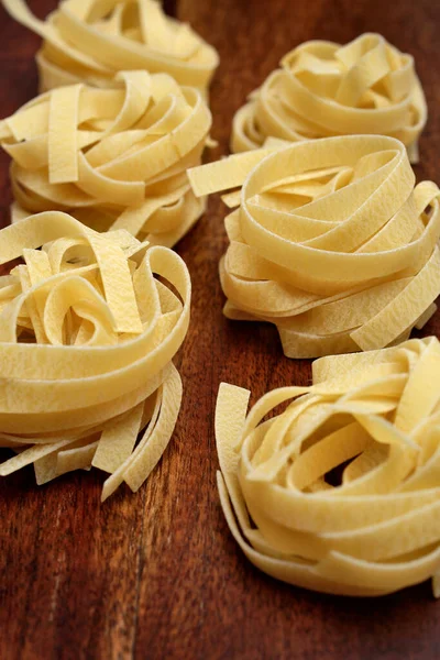 Mat Okokt Italiensk Fettuccinpasta Träbord — Stockfoto