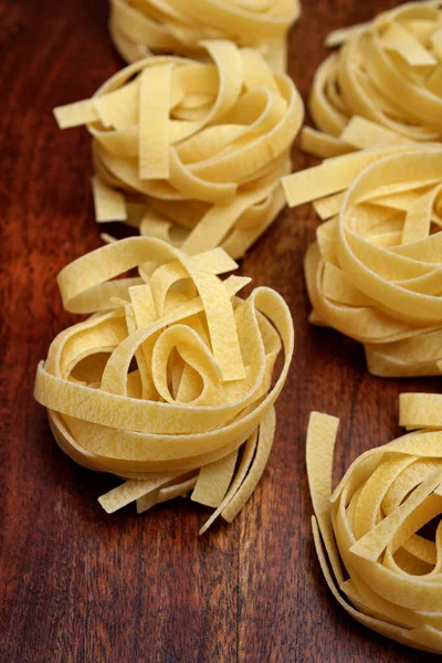 Mat Okokt Italiensk Fettuccinpasta Träbord — Stockfoto