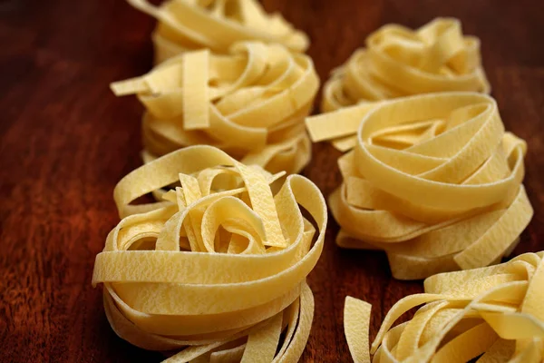 Mat Okokt Italiensk Fettuccinpasta Träbord — Stockfoto