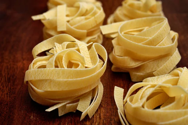 Mat Okokt Italiensk Fettuccinpasta Träbord — Stockfoto