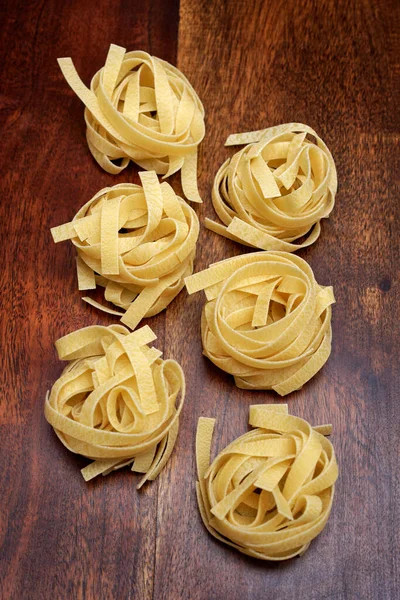 Mat Okokt Italiensk Fettuccinpasta Träbord — Stockfoto