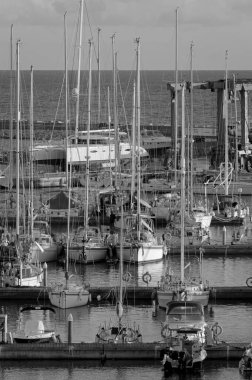 İtalya, Sicilya, Akdeniz, Marina di Ragusa (Ragusa ili); 18 Kasım 2020, limanda motorlu tekne ve lüks yatlar - EDITORIAL