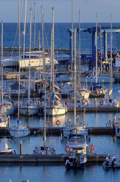 イタリア シチリア島 地中海 マリーナ ラグーザ ラグーザ州 11月2020 港のモーターボートや豪華ヨット 編集部 — ストック写真