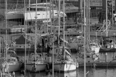 İtalya, Sicilya, Akdeniz, Marina di Ragusa (Ragusa ili); 18 Kasım 2020, limanda lüks yatlar - EDITORIAL