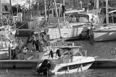 İtalya, Sicilya, Akdeniz, Marina di Ragusa (Ragusa Eyaleti); 20 Kasım 2020, limandaki insanlar ve lüks yatlar - EDITORIAL