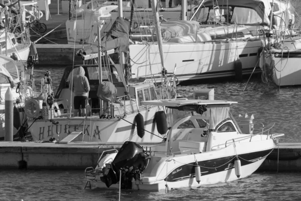 イタリア シチリア島 地中海 マリーナ ラグーザ ラグーザ州 2020年11月20日 港内の人々と豪華ヨット Editorial — ストック写真