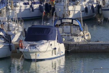 İtalya, Sicilya, Akdeniz, Marina di Ragusa (Ragusa ili); 21 Kasım 2020, limanda lüks yatlar - EDITORIAL