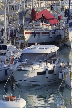 İtalya, Sicilya, Akdeniz, Marina di Ragusa (Ragusa ili); 21 Kasım 2020, limanda lüks yatlar - EDITORIAL