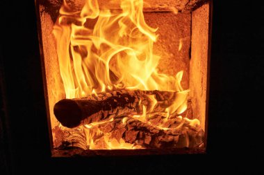 Yakacak odun ocağında yanıyor.