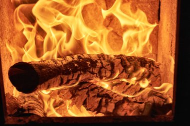 Yakacak odun ocağında yanıyor.