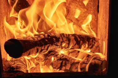 Yakacak odun ocağında yanıyor.