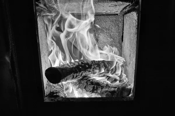 Leña Ardiendo Una Estufa —  Fotos de Stock
