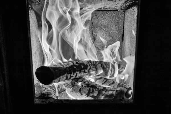 炉子里燃烧的柴火 — 图库照片