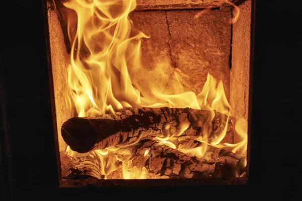 薪ストーブの中で焼かれ — ストック写真