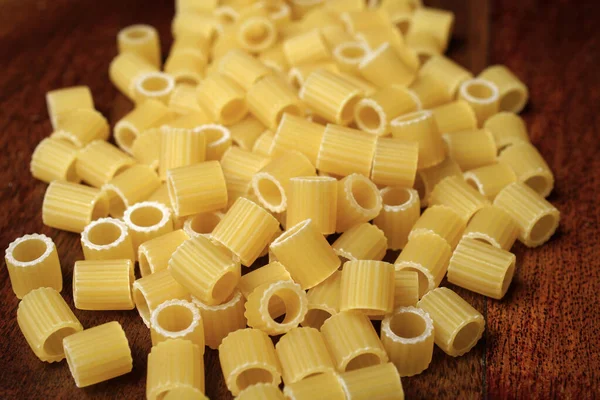 Food Сырые Итальянские Макароны Ребристыми Трубками Деревянном Столе — стоковое фото