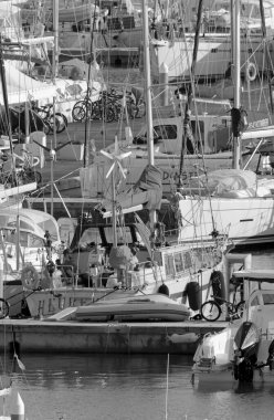 İtalya, Sicilya, Akdeniz, Marina di Ragusa (Ragusa Eyaleti); 26 Kasım 2020, limandaki bir yelkenli ve lüks yatlarda yaşayan insanlar - EDITORIAL