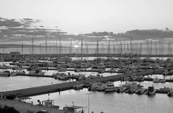 이탈리아 시칠리아 지중해 마리나 디라구 라구사 항구에 모터보트와 — 스톡 사진